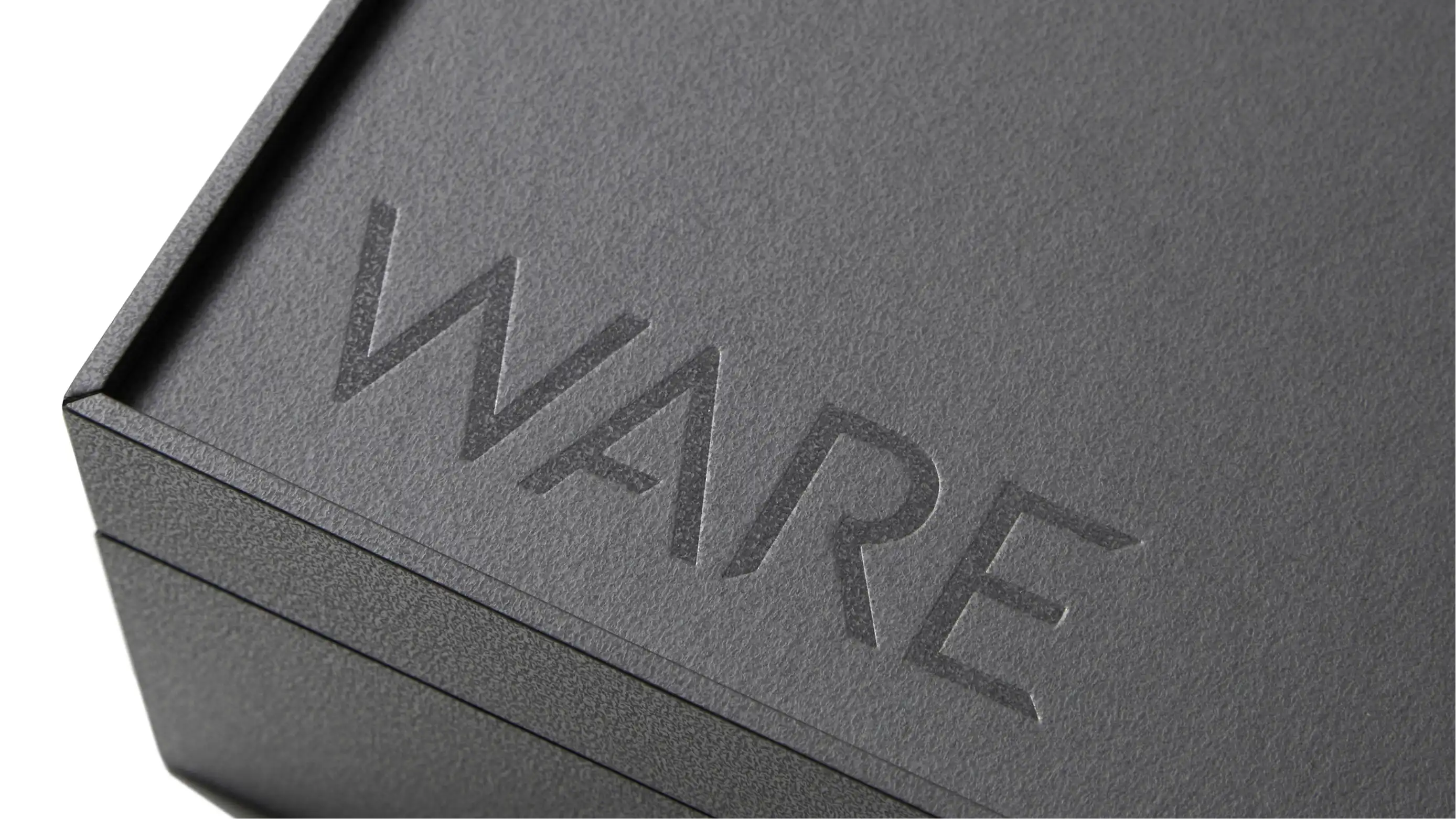 箔押し加工されたWAREの箱