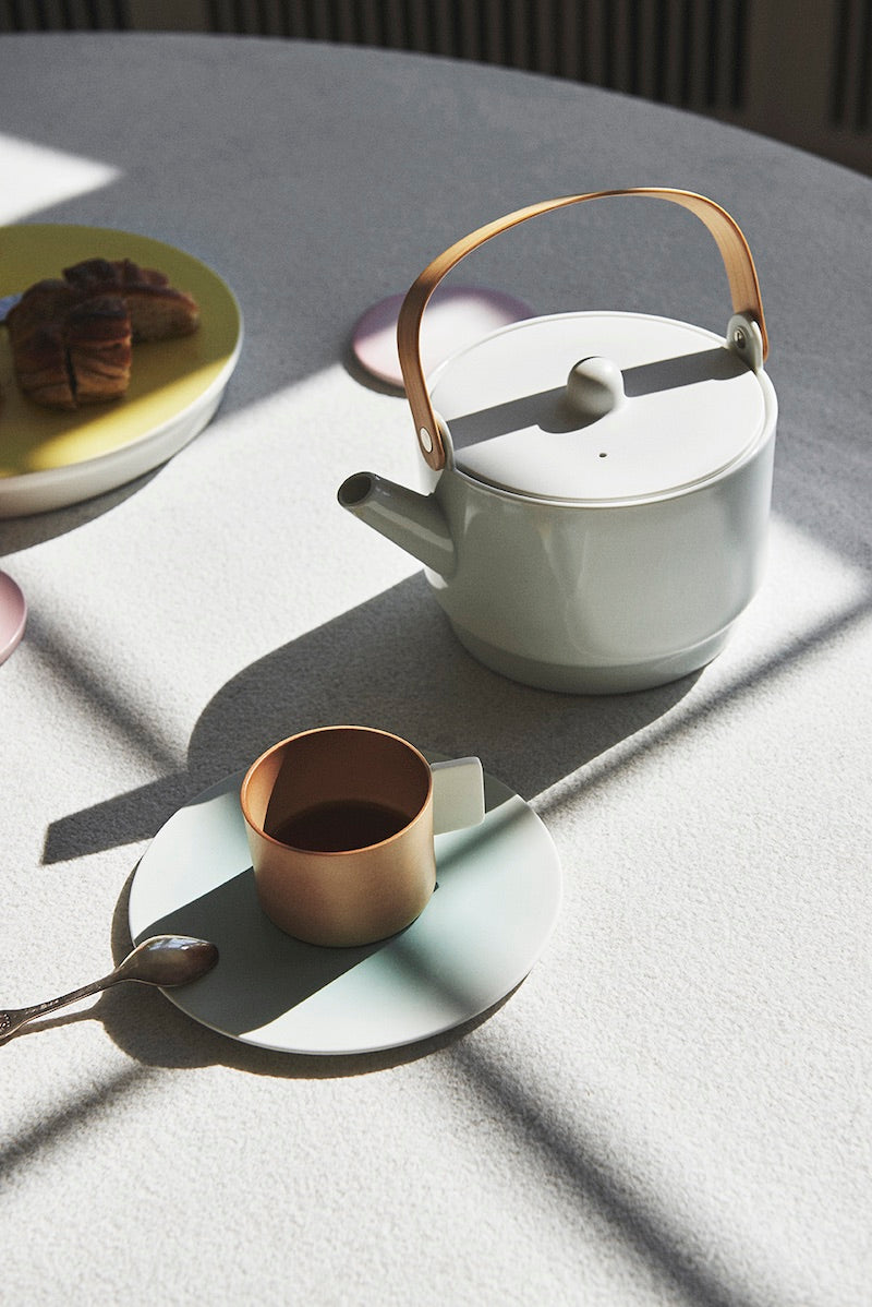 1616/ arita japan S&B Tea Pot White/Light Blue