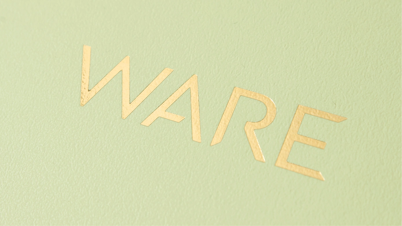 箔押し加工されたWAREの箱